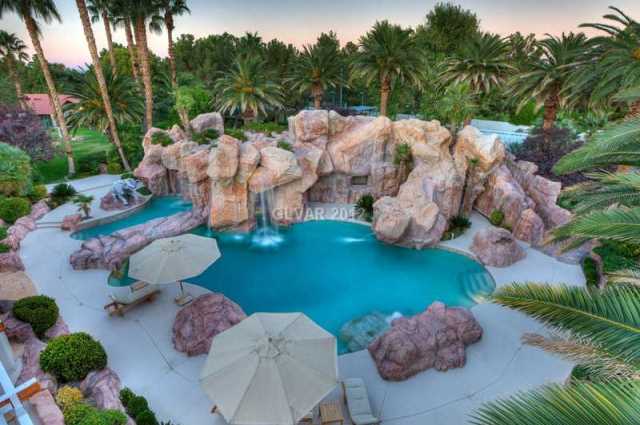 Amazing backyard pool