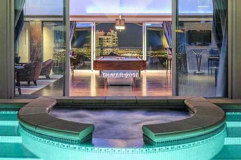 Penthouse with pool and pool