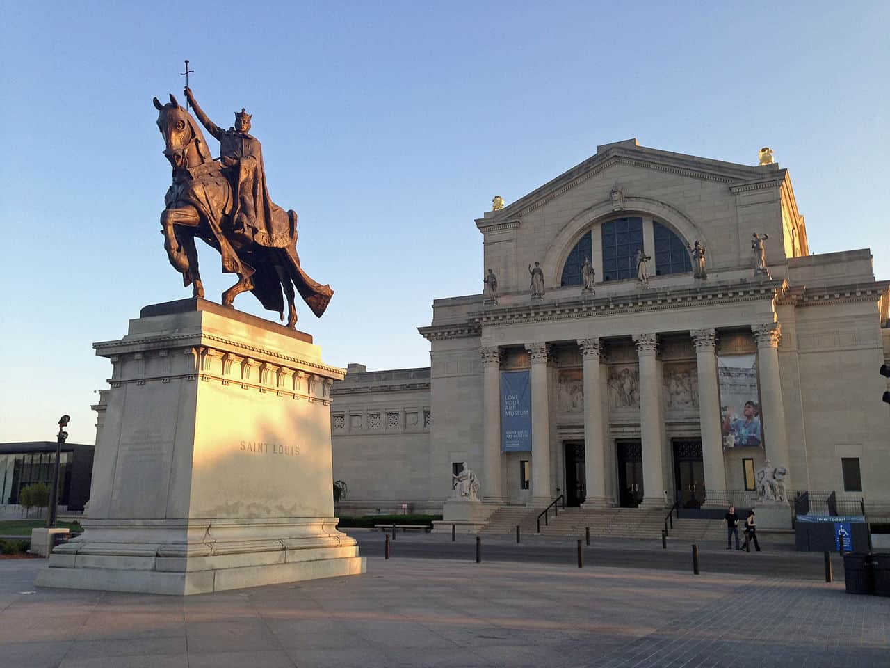The Apotheosis of St. Louis in front of the St. Louis Art Museum in Forest Park. Photo Credit: Fredlyfish4/Wikimedia Commons