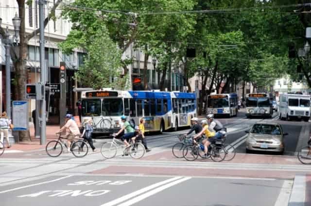 Portland_Transit_Mall_with_cyclists_crossing (3)