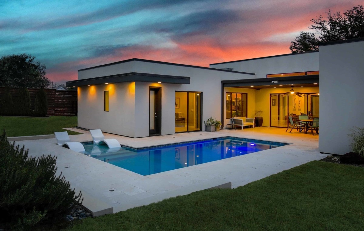 Single-story modern home with pool is one of the most popular home styles