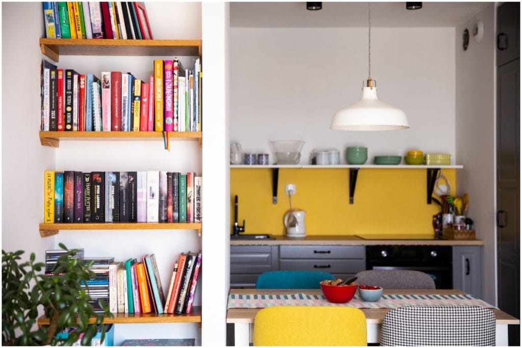 maximizing space with bookshelf