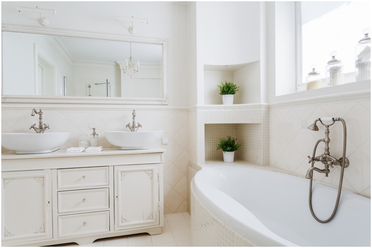 white bathroom bathtub double vanity