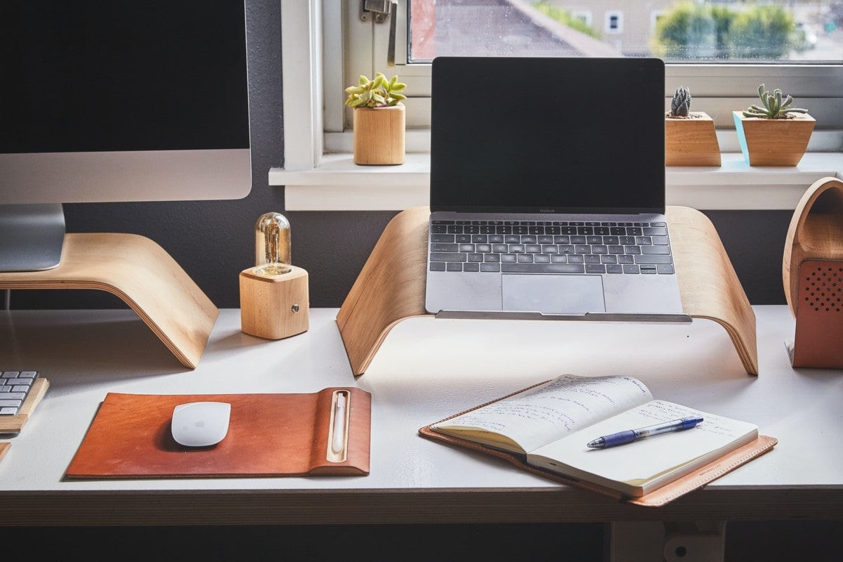 Keep an organized desk in your home office to stay productive all day long