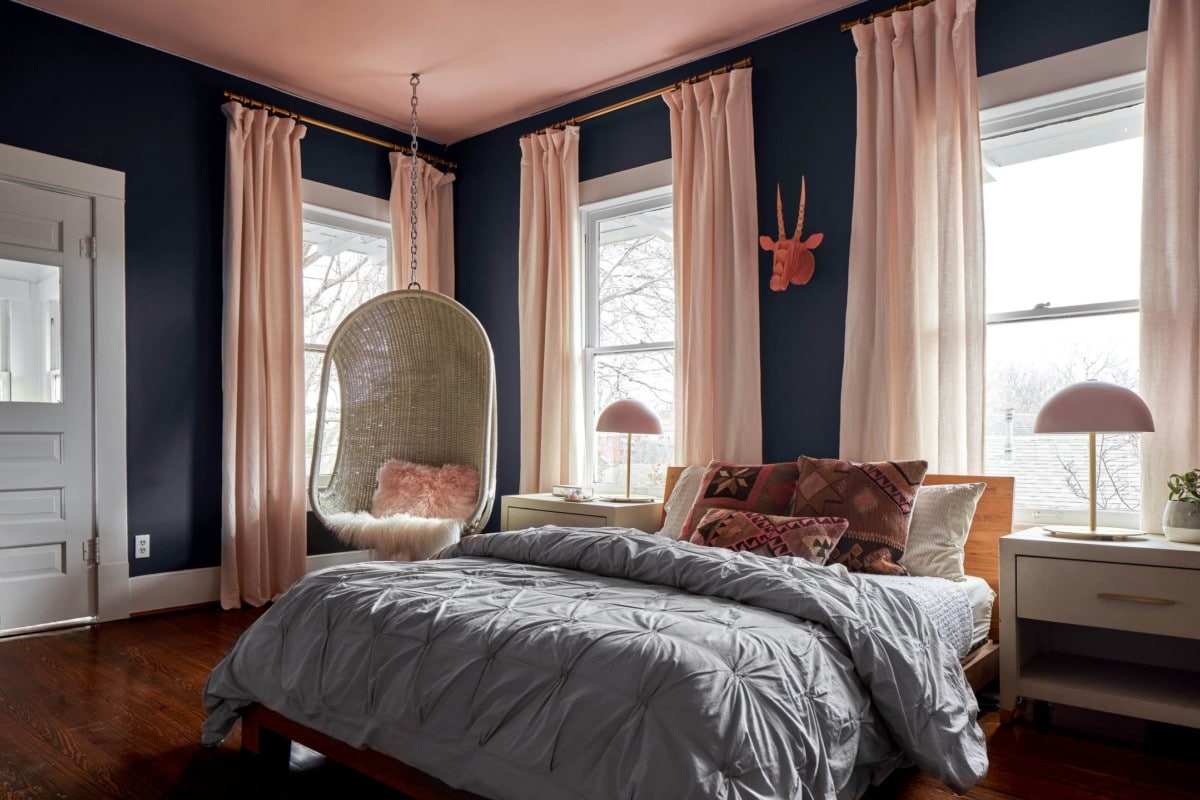 bedroom-blue-walls-pink-curtains