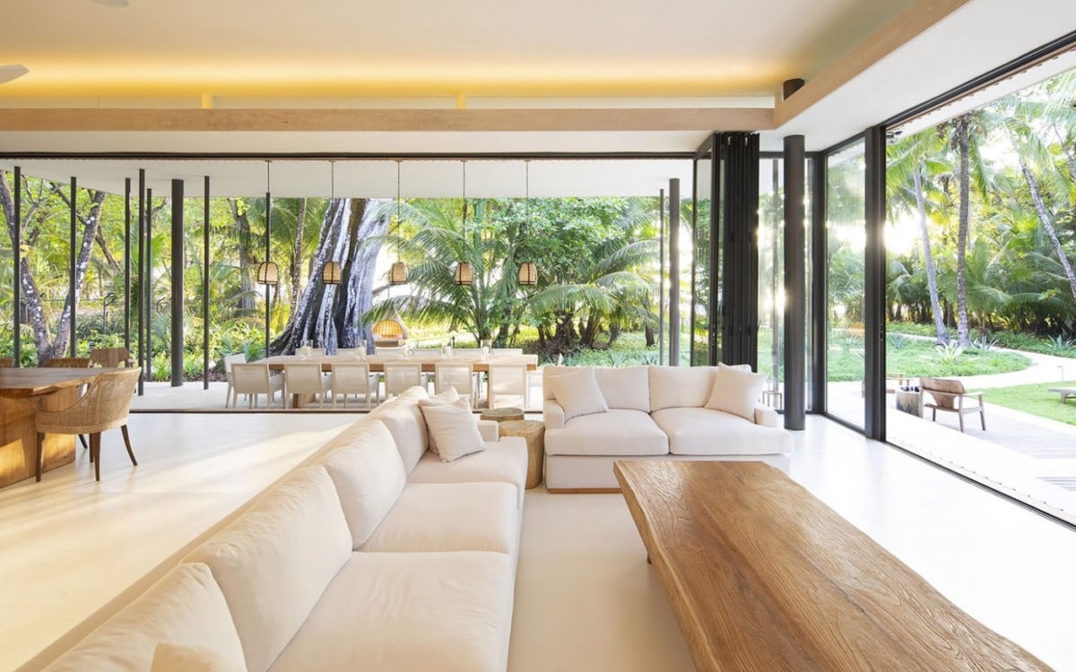 This design by Studio Saxe brings the outside in with full floor to ceiling sliding glass doors 