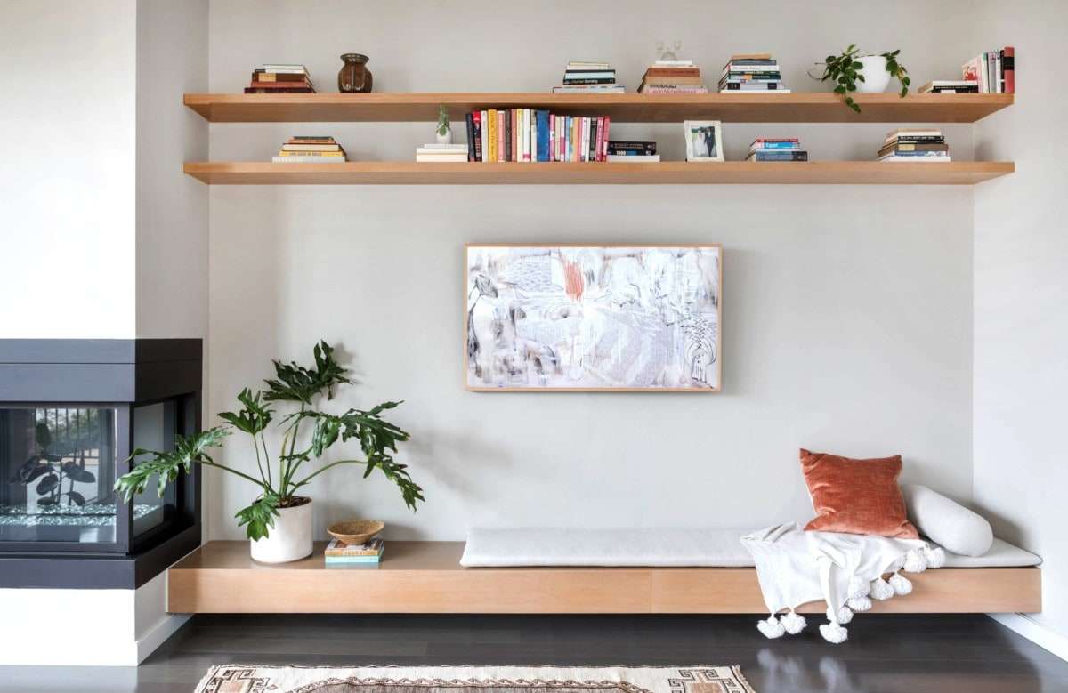 tips-for-decluttering-shelves-living-room