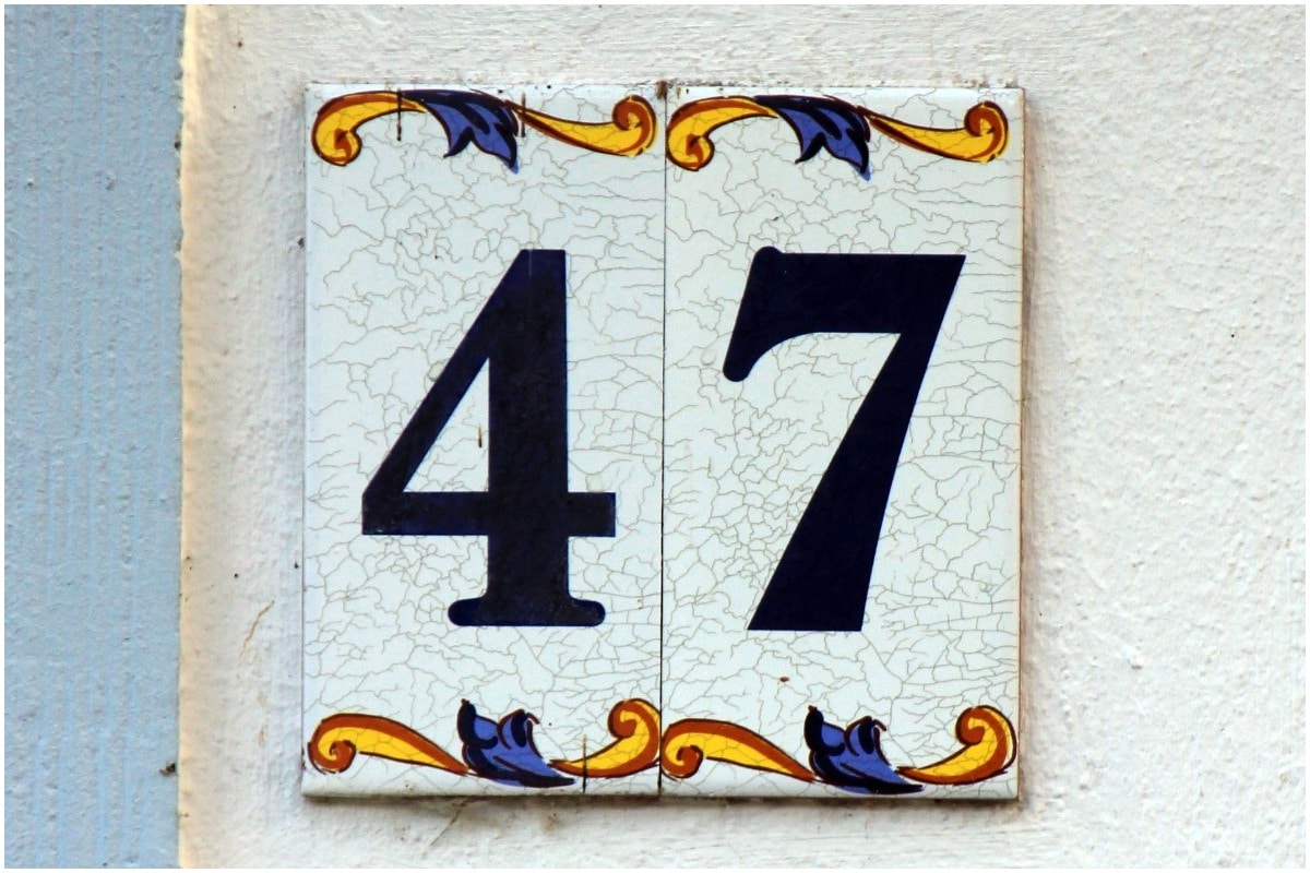 Tiles with the numbers 4 and 7