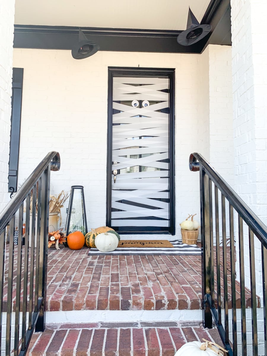front-door-mummy-with-googly-eyes-pumpkin