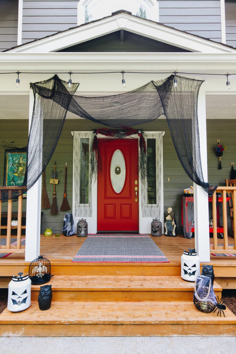 easy-halloween-decor-front-porch-pumpkins