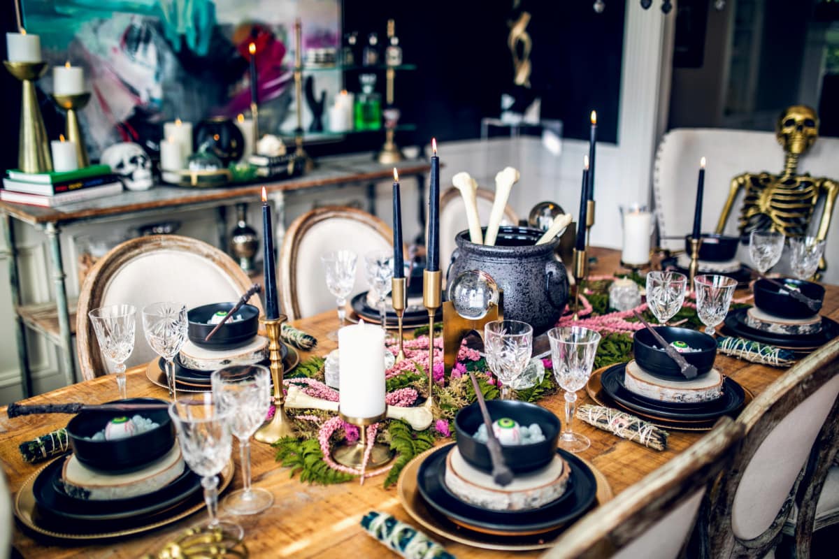 elaborate-black-and-flowery-tablescape