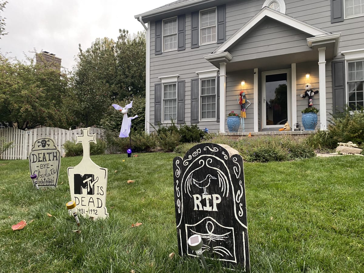 front-yard-with-gravestones
