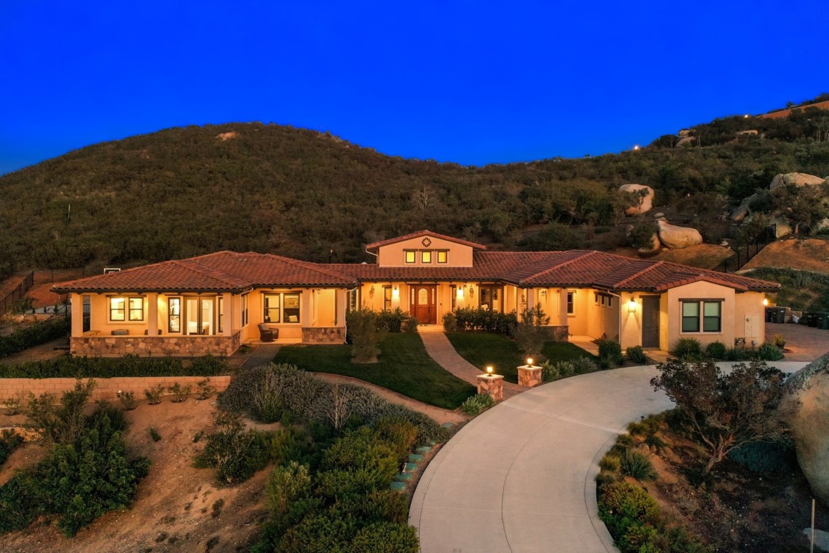 ranch house style exterior with clear blue sky in the early evening