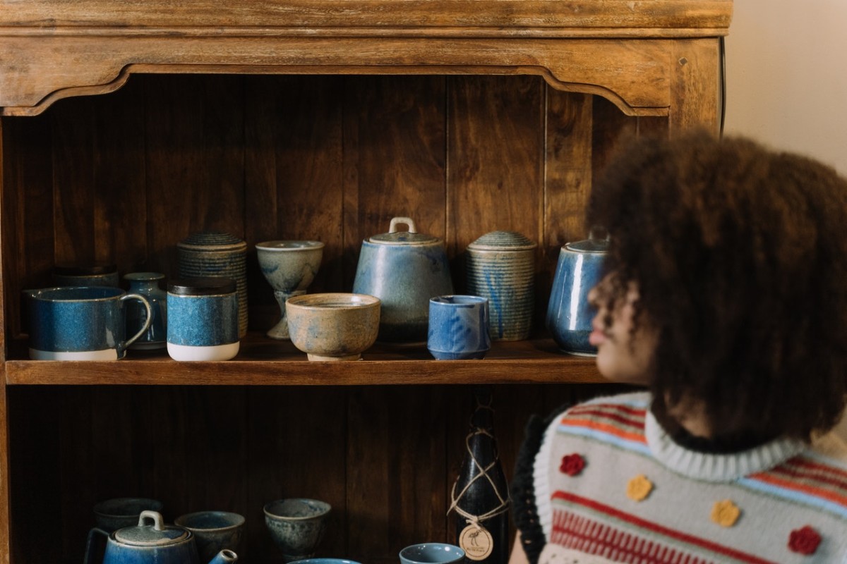 Functional pottery ideas to display blue ceramics on shelf