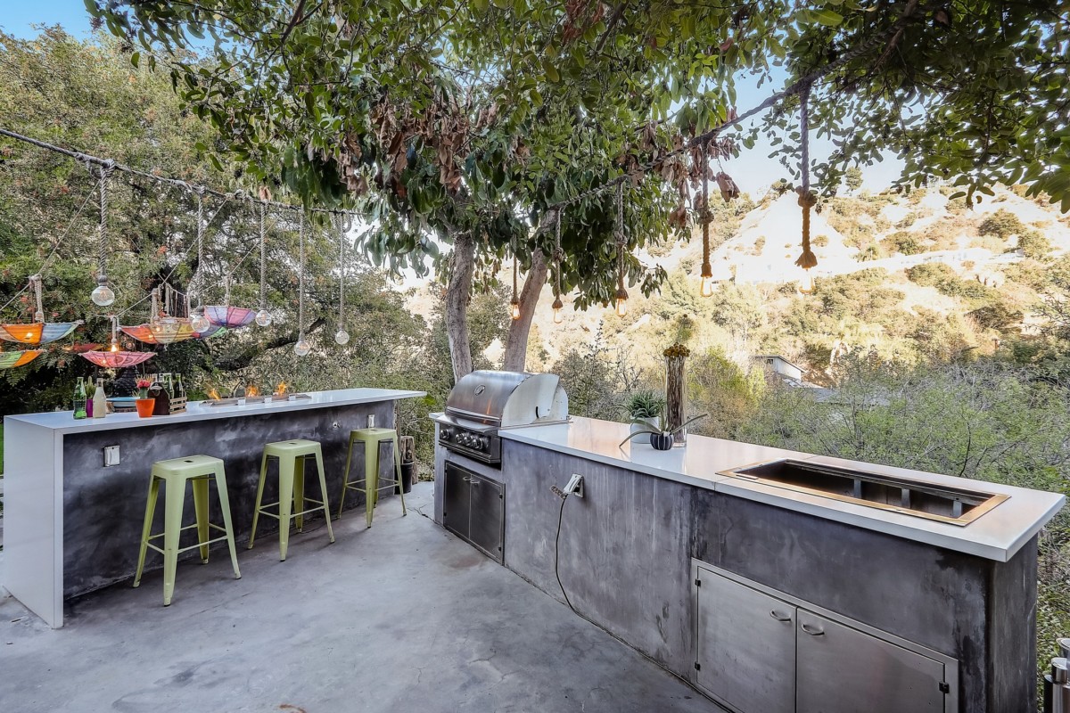outdoor bar with outdoor appliances 