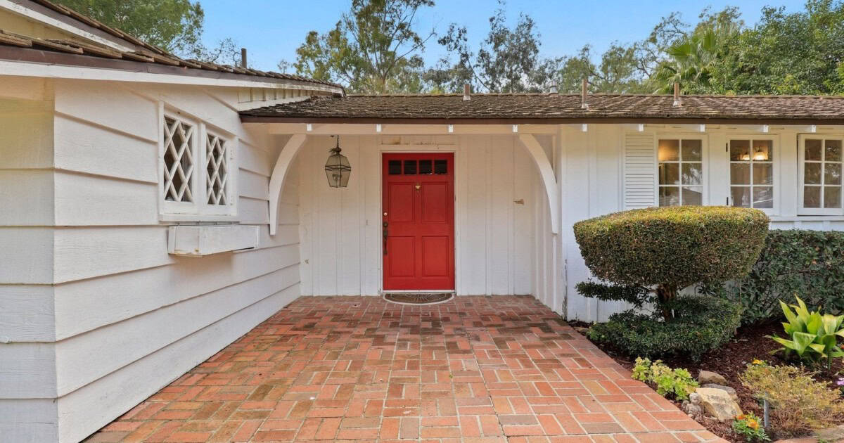 Sell your home fast by enhancing your house's curb appeal