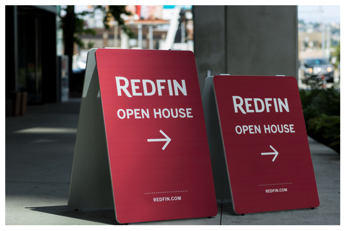 Два знака открытых дверей Redfin рядом друг с другом
