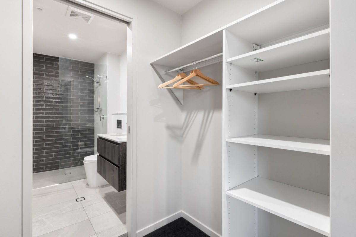 https://www.redfin.com/blog/wp-content/uploads/2022/06/apartment-amenities-walk-in-closet.jpg