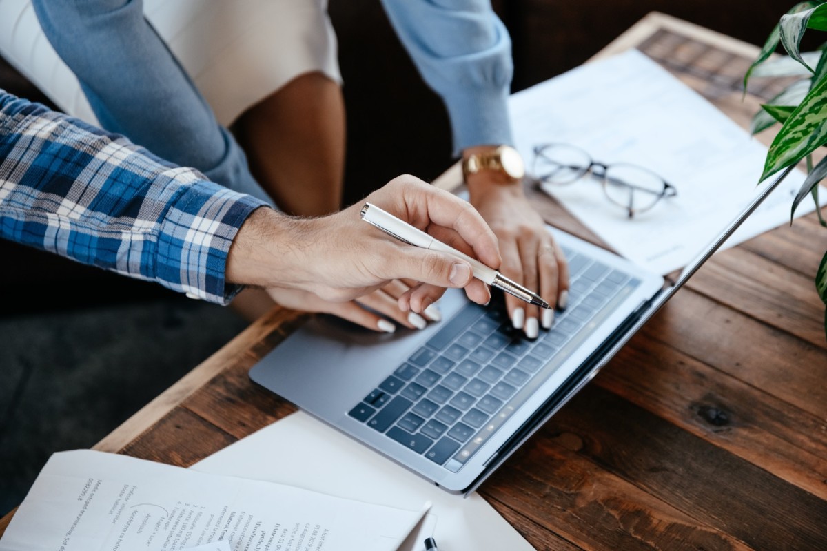 two people discussing a listing agreement