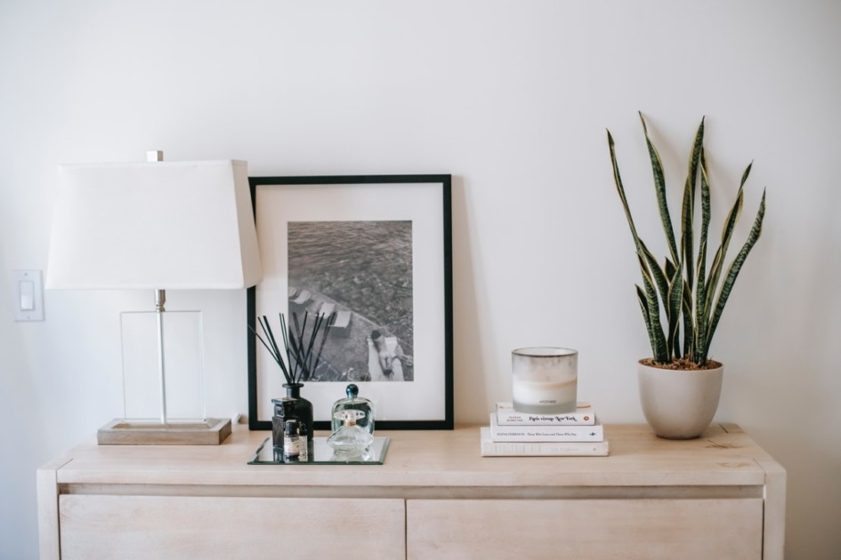 Make your apartment smell good with candles in the entryway