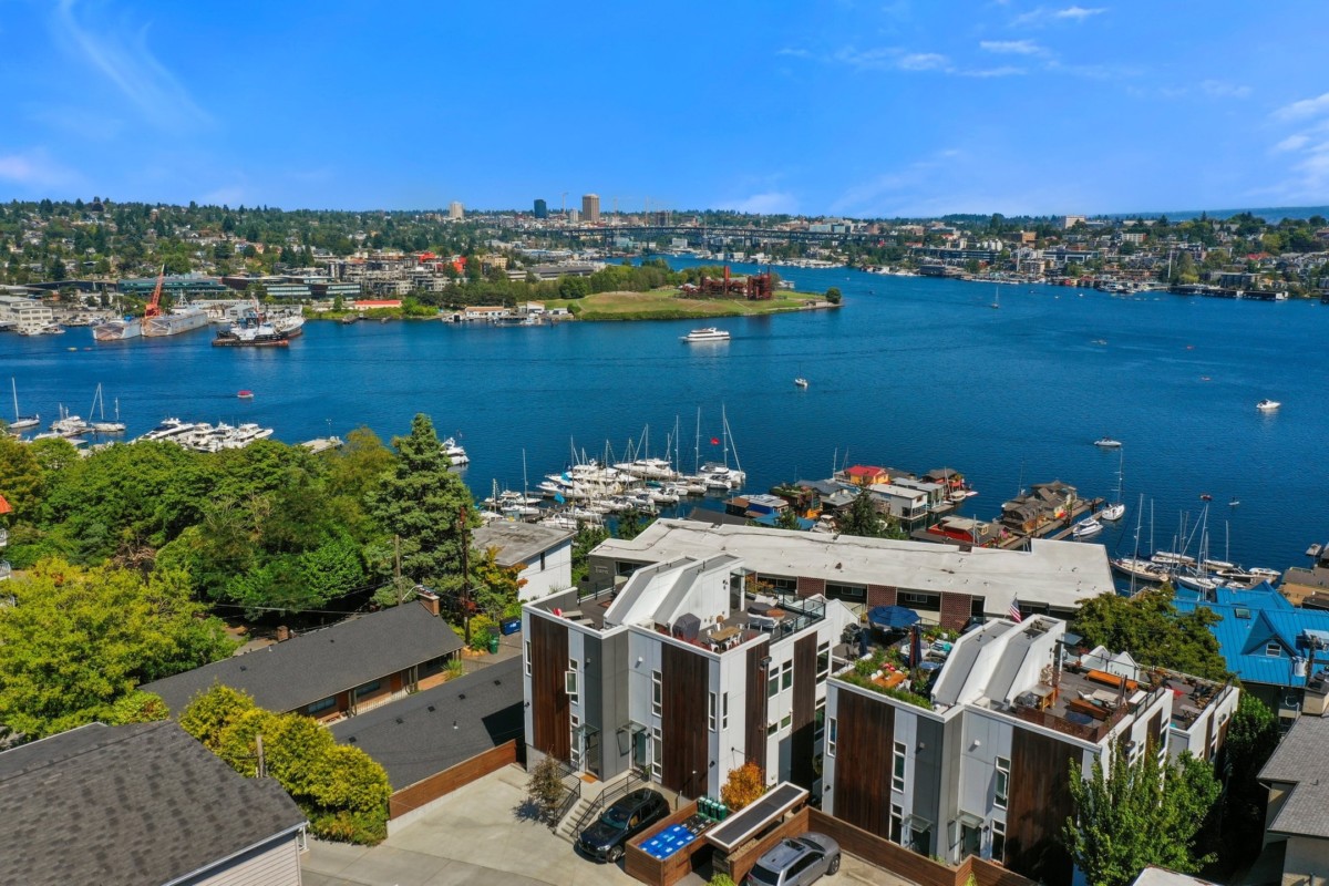 aerial view of lake union where there are modern floating homes