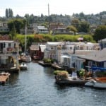 floating homes on lake union in seattle with boats docked next to a building