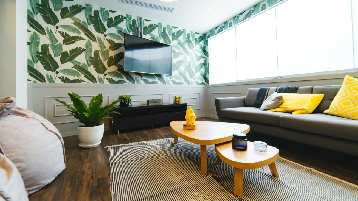 wallpaper leaves in living room