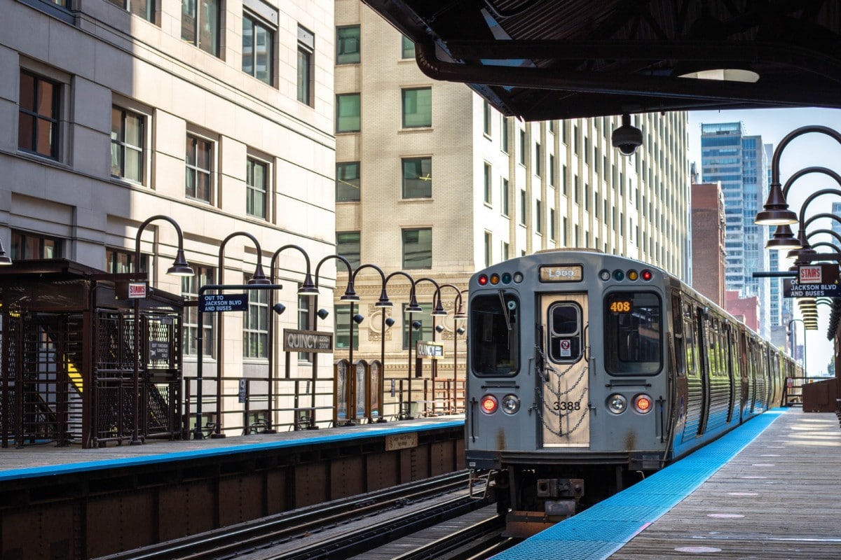 chicago transit next to an apartment building