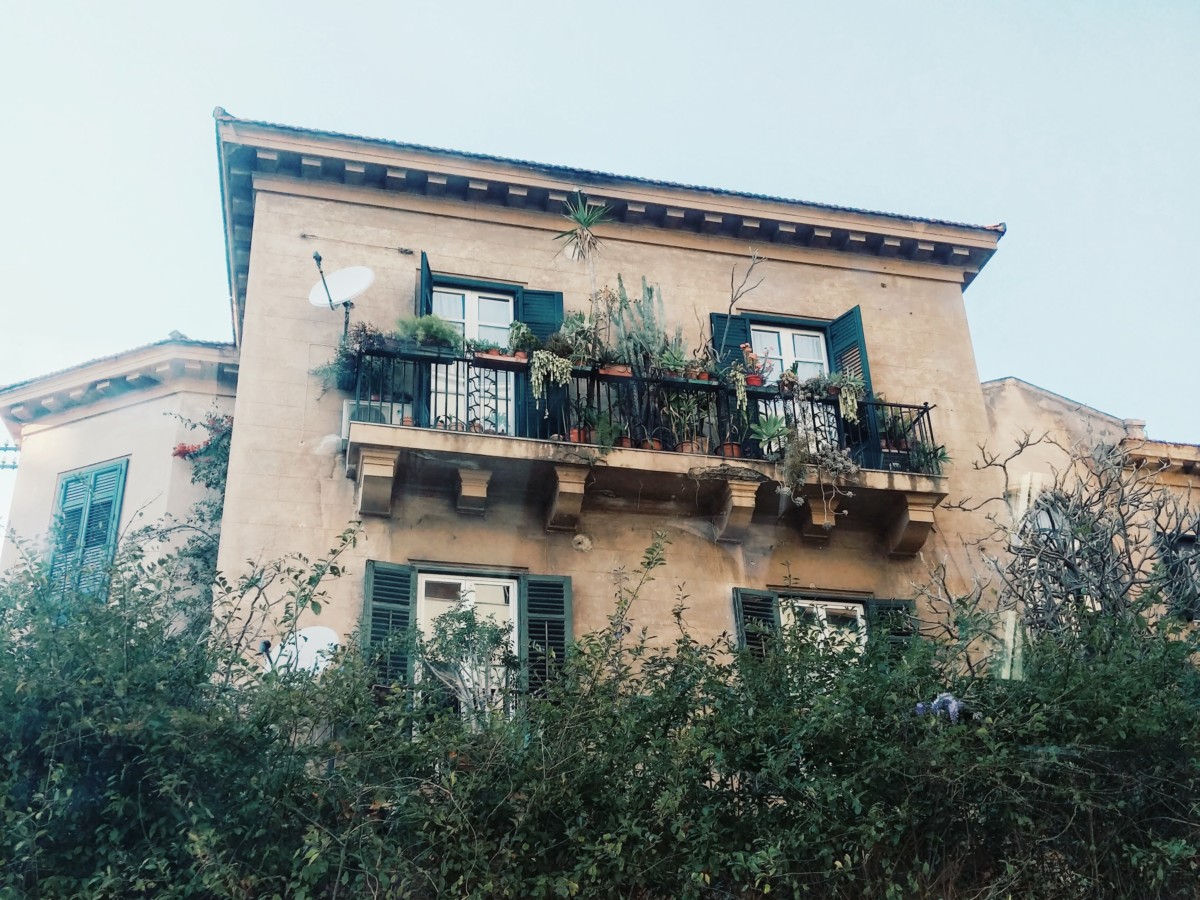 small-apartment-balcony-ideas-5