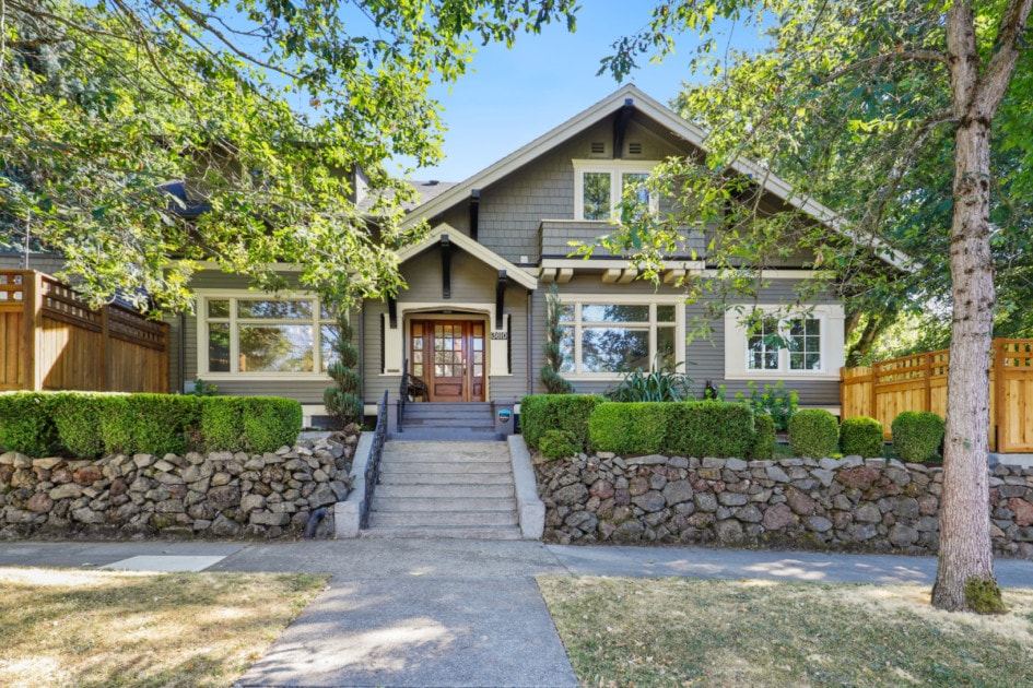 Дом в Портленде, штат Орегон, окрашен в шалфейно-зеленый цвет с белой отделкой.