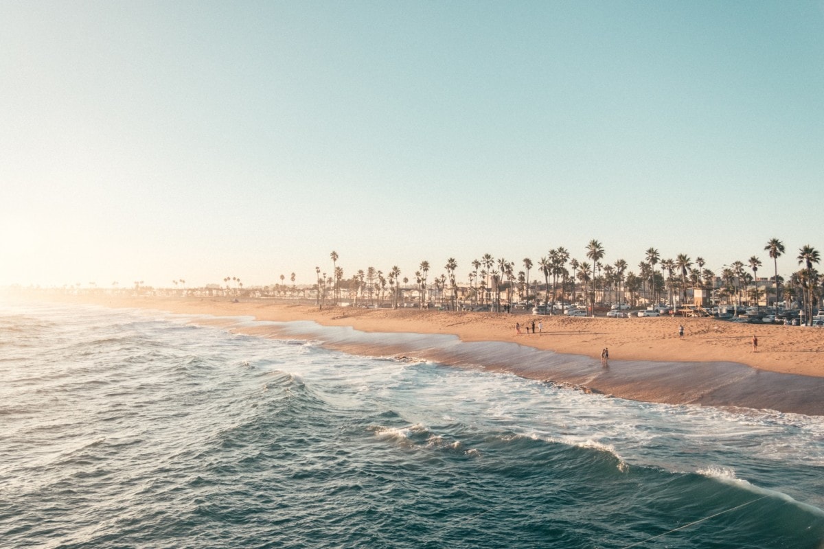 As pessoas estão relaxando em uma praia californiana
