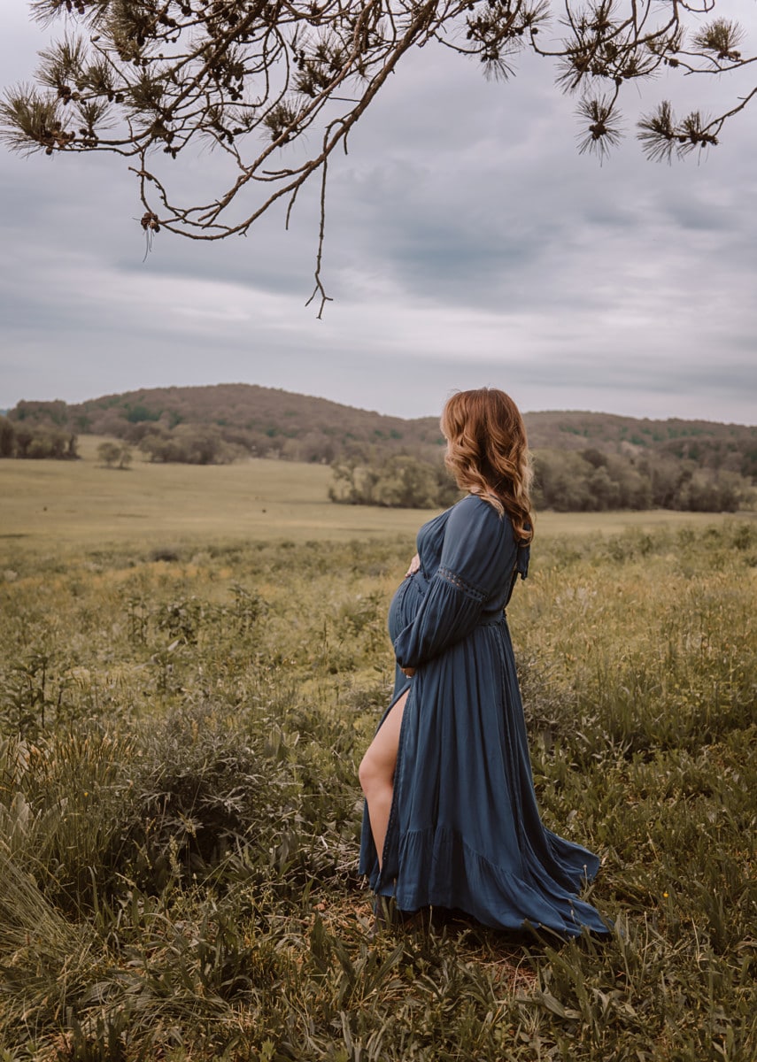 Uma mulher está de pé em um campo