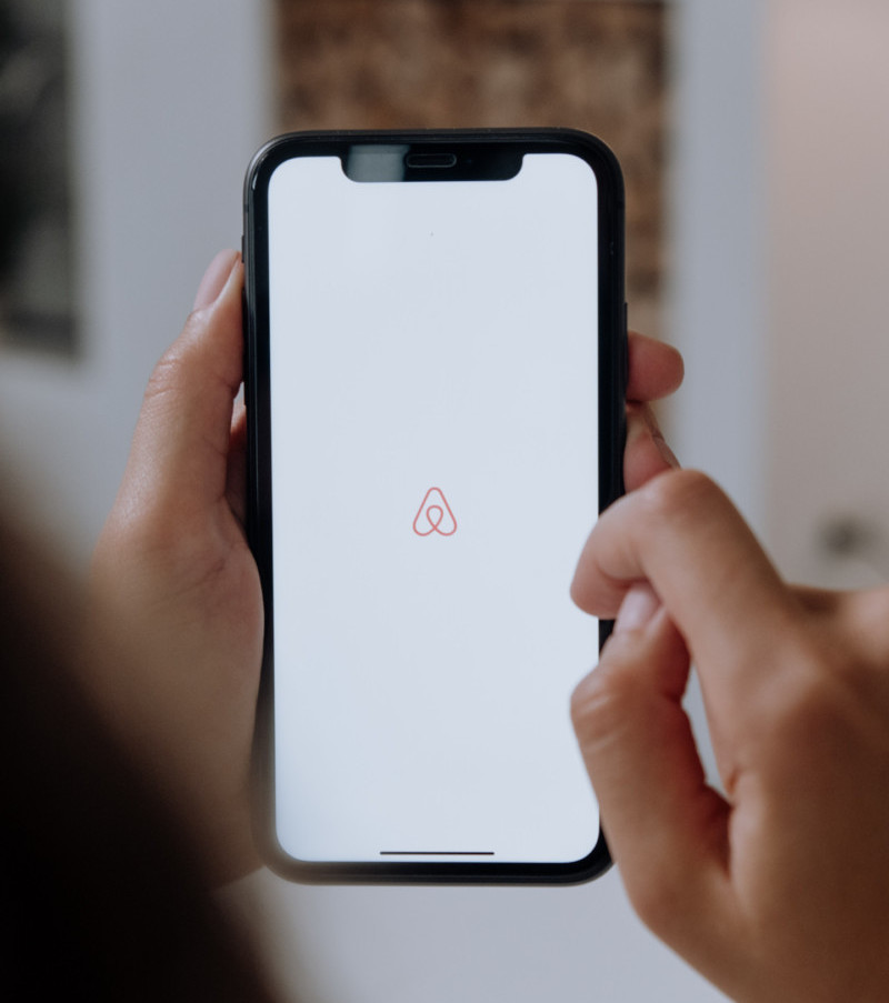 Person opening the Airbnb app and creating a free account