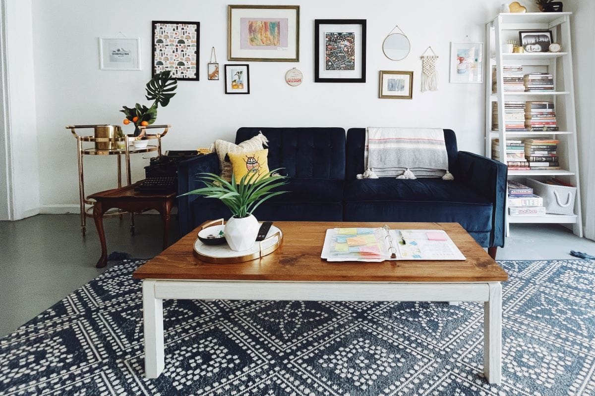 sala de estar con alfombra y mesa de café
