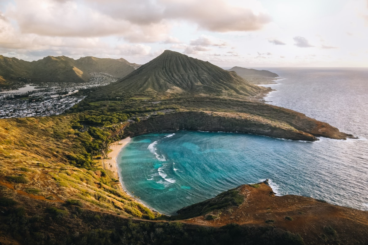 a large mountain and an inlet fom the ocean on the island of Oahu