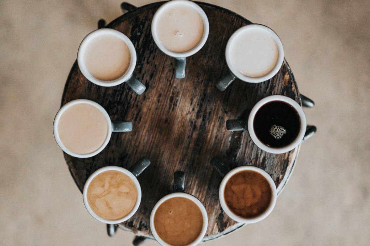 tazas de café en una mesa