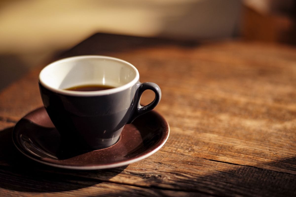taza de café en una mesa de café