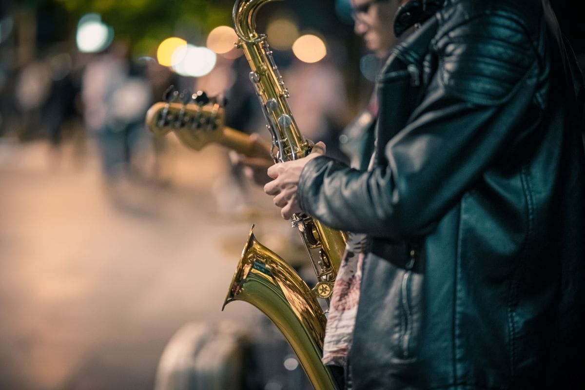 persona sosteniendo un saxofón