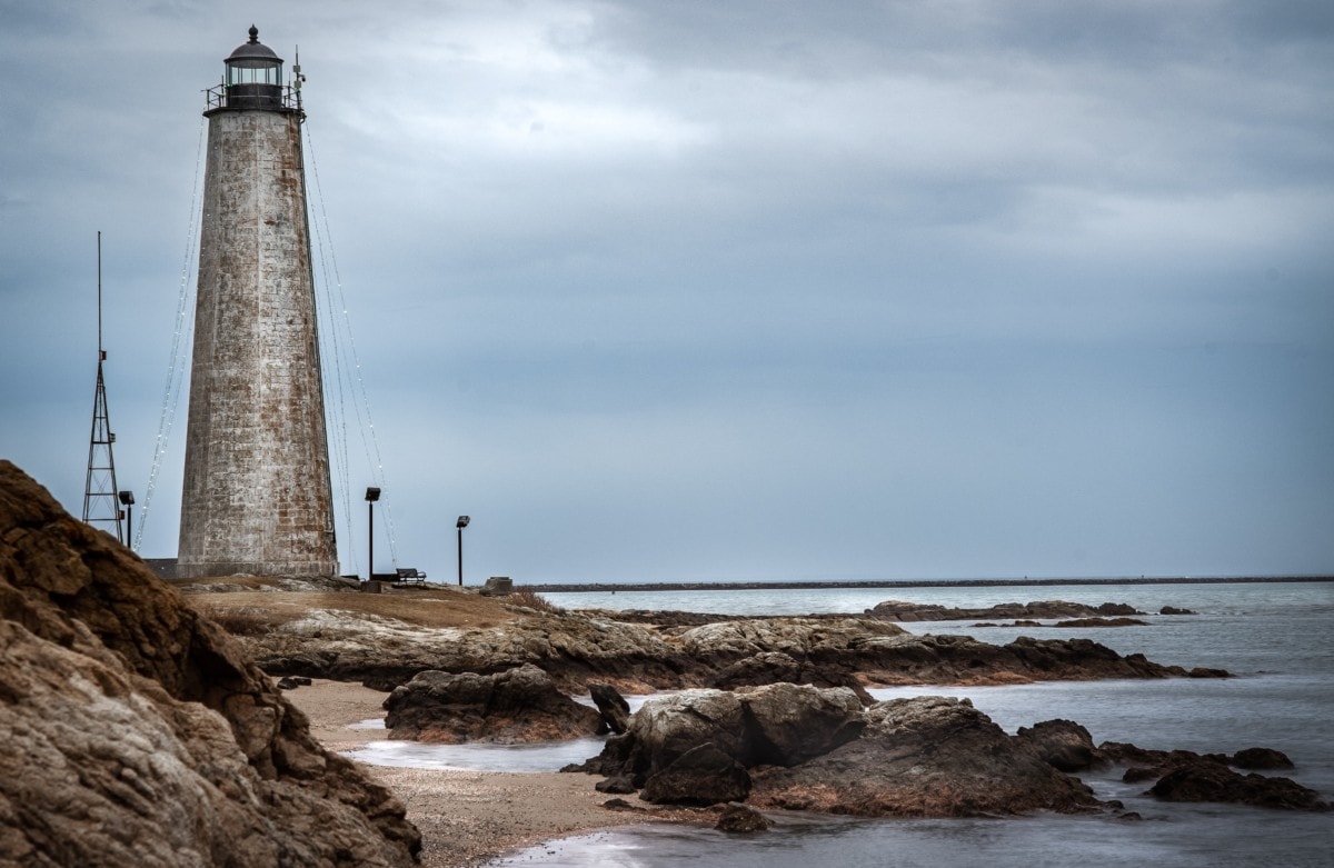 new haven lighthouse by the sea