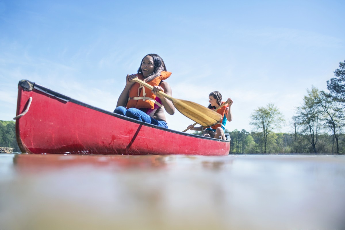 dvaja priatelia na kanoe na rieke Chattahoochee