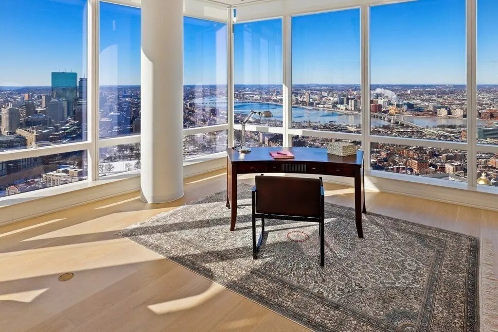 офис в бостонском пентхаусе с видом на город в ясный день