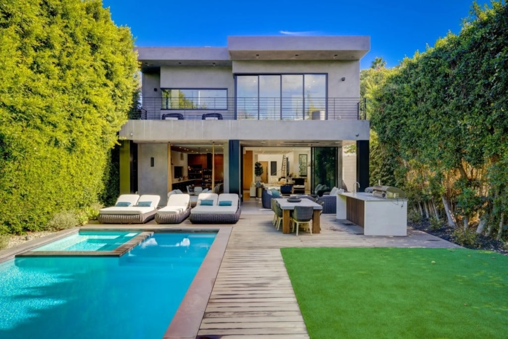 оазис на заднем дворе красивого дома на продажу в лос-анджелесе, калифорния