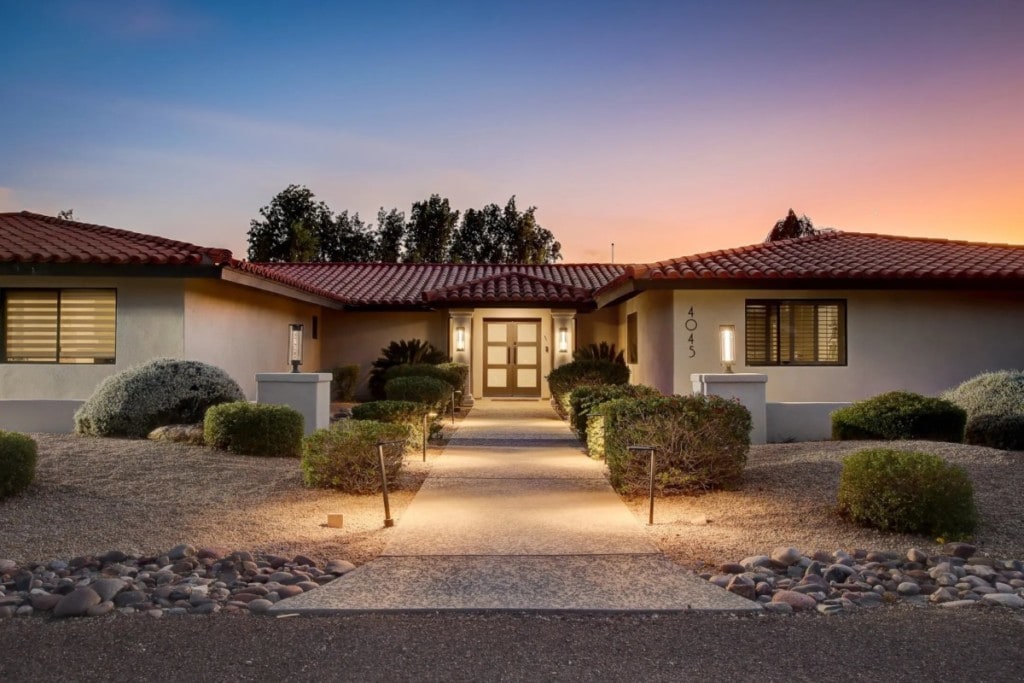 Красивый дом на продажу в Фениксе, Аризона во время заката