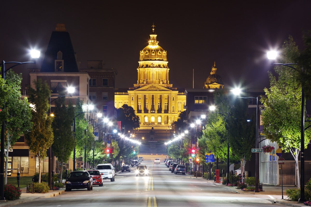 des moines capitol building at night_Getty