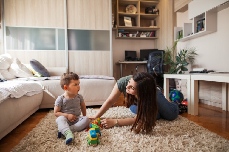 Bebê brincar com a mãe em um pequeno apartamento