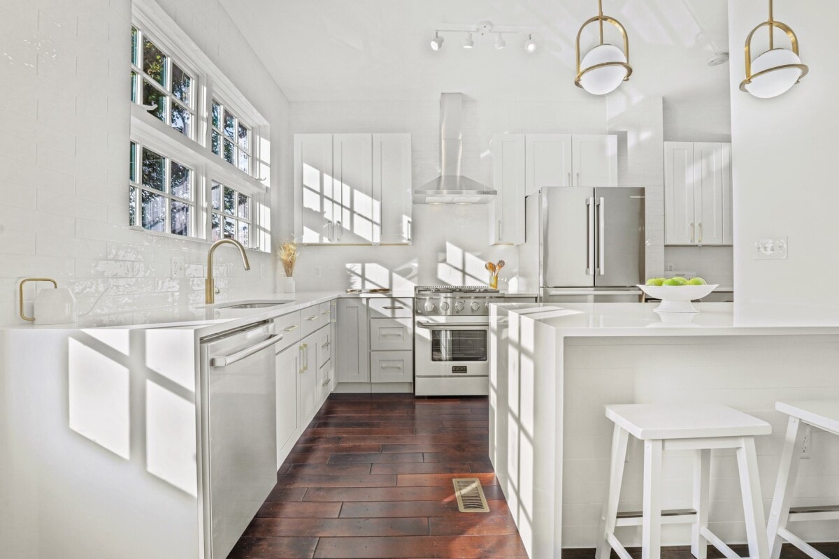 sleek white modern kitchen with shaker cabinets
