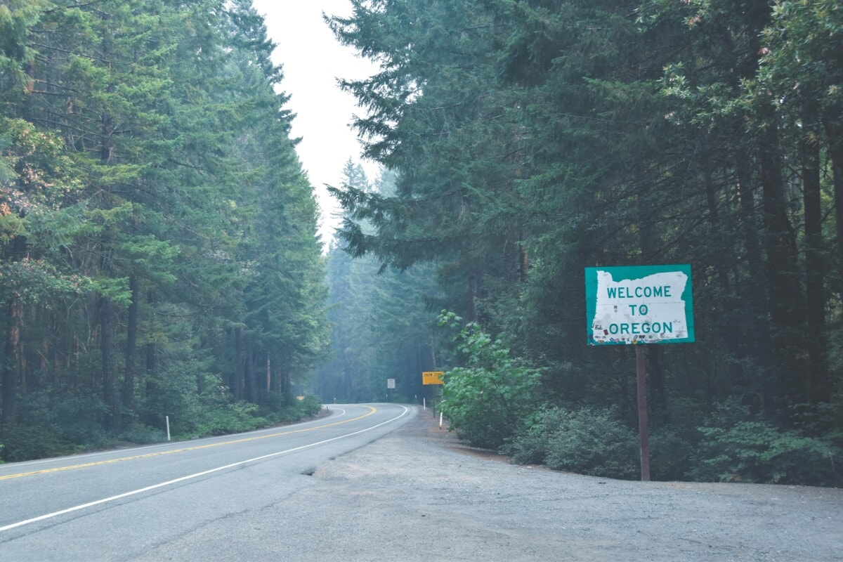 welcome to oregon sign on a back road