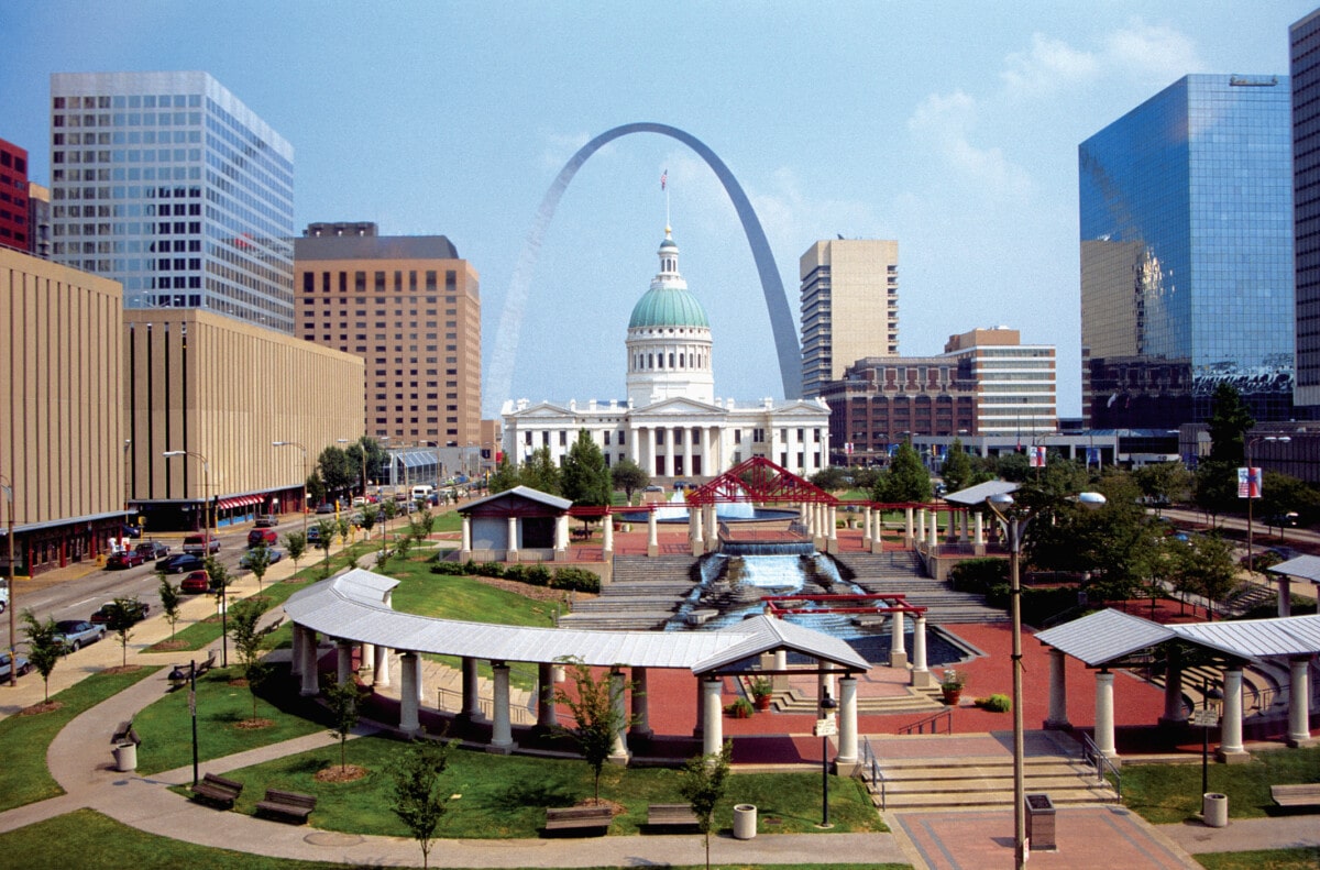 The plaza of the courthouse underneath the St. Louis Arch in Missouri, USA 