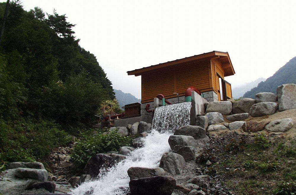 Going Green with Microhydropower: The Complete Guide for Homeowners
