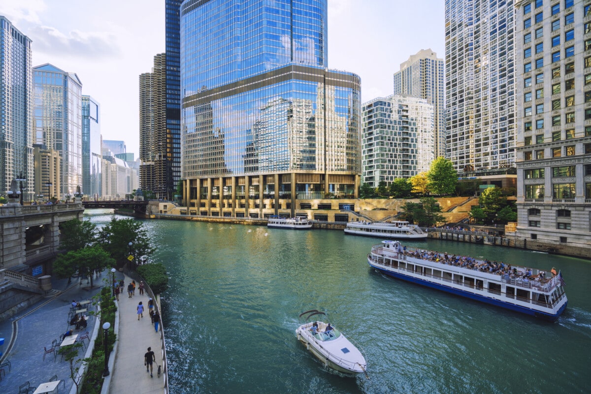 Chicago downtown with tourist and river 